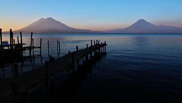 Jezero Atitlán jest lemováno vulkány
