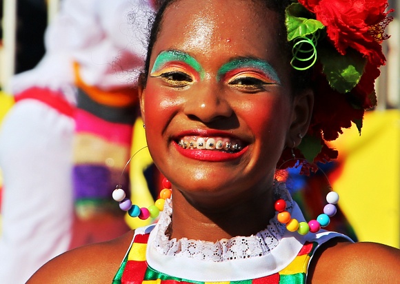 Kolumbijská rovnátka v podání tanečnice karnevalu v Barranquille