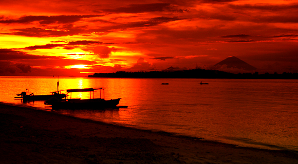 Západ slunce na Gili Air. V pozadí ostrov Bali se sopkou Gunung Agung.