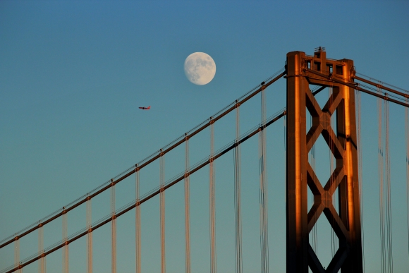 Měsíc, letadlo a Bay Bridge
