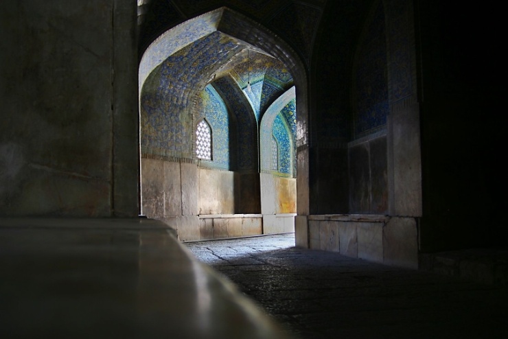 img-375 While the largest, most famous and most beautiful mosques are almost always full of tourists, even in the center of Isfahan there are many quiet places.