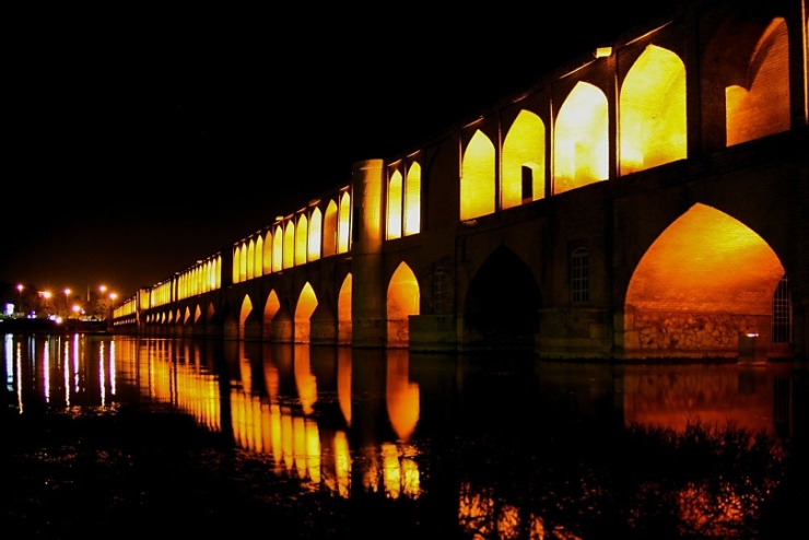 img-382 The city's most famous bridge, Si-o Seh Pol aka Bridge of 33 Arches. The bridge was built between 1599 and 1602.