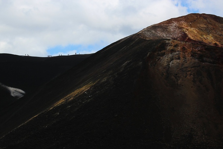 nicaragua2017-002 Sáňkování je jedna z nejznámějších aktivit u města Leon. Provozuje na aktivní sopce Cerro Negro.