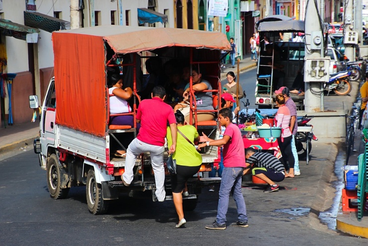 nicaragua2017-026 Zatímco meziměstská doprava je zajištěna převážně vysloužilými školními autobusy z USA, doprava ve městech funguje stylem 