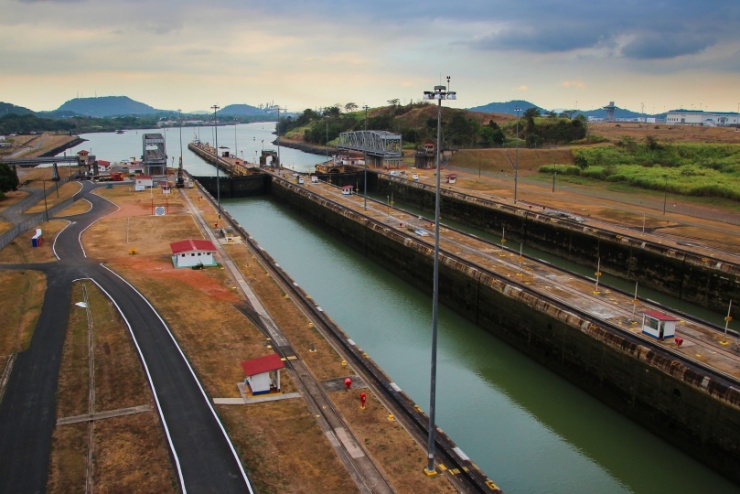 panama2017187 The Panama Canal is an artificial 82 km waterway that connects the Atlantic Ocean with the Pacific Ocean. Although it does not seem so at first glance, it is...