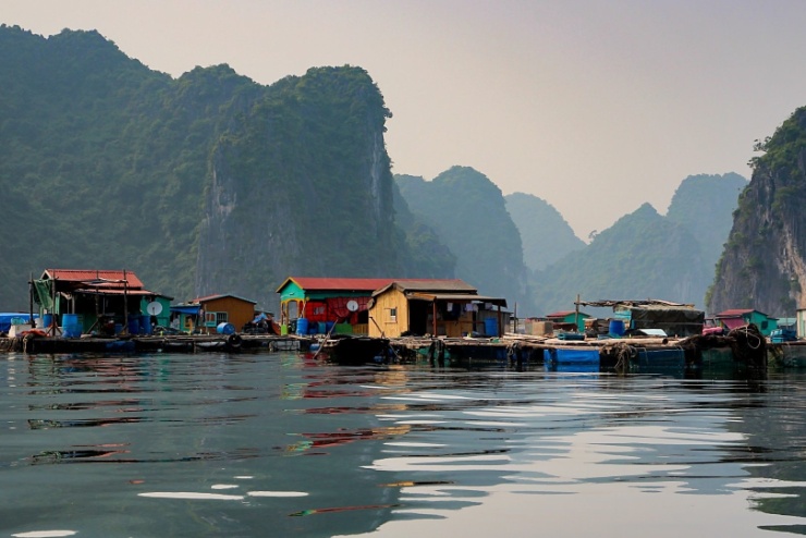 vietnam2012-022 Vesnice v zálivu Halong Bay u Cat Ba se vyznačuje smrdutým vzduchem a pěknými skalami.